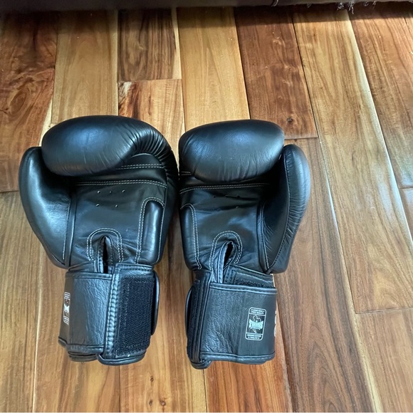 Twins Special Black Boxing Gloves 16 oz. - Picture 3 of 4